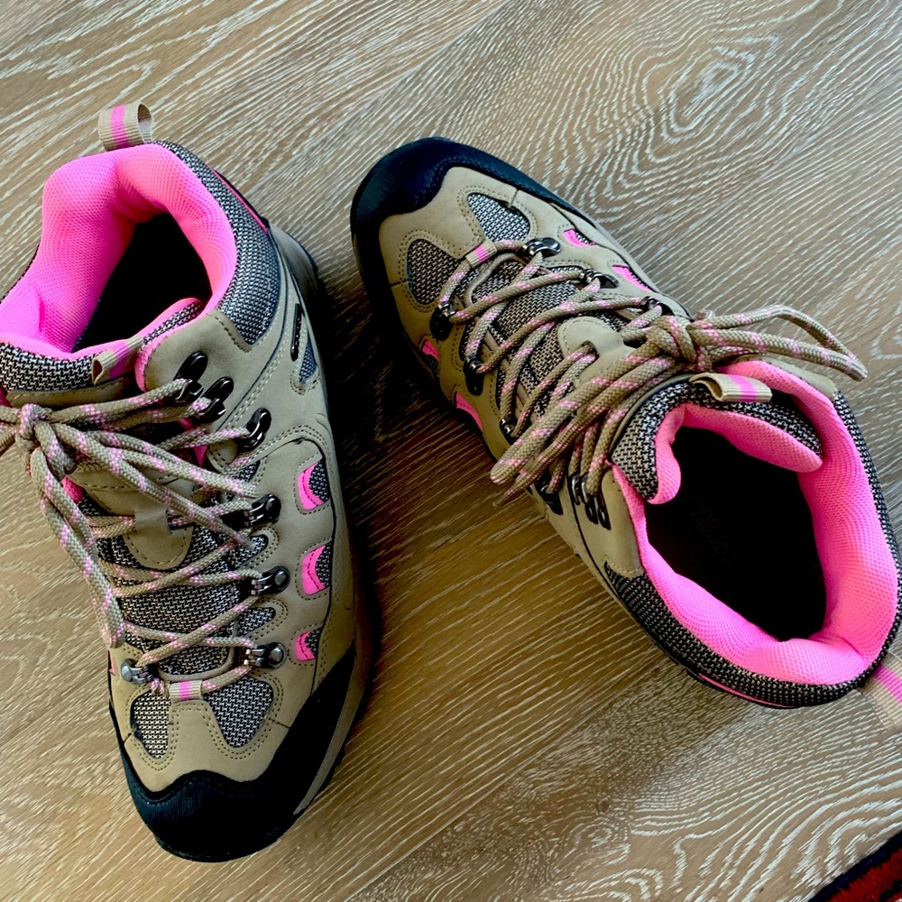 ladies hiking boots. size 10 but run a bit small.